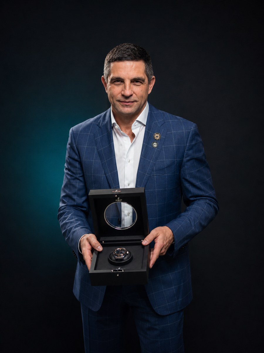 Alexandr Kulpin holding a business achievement award