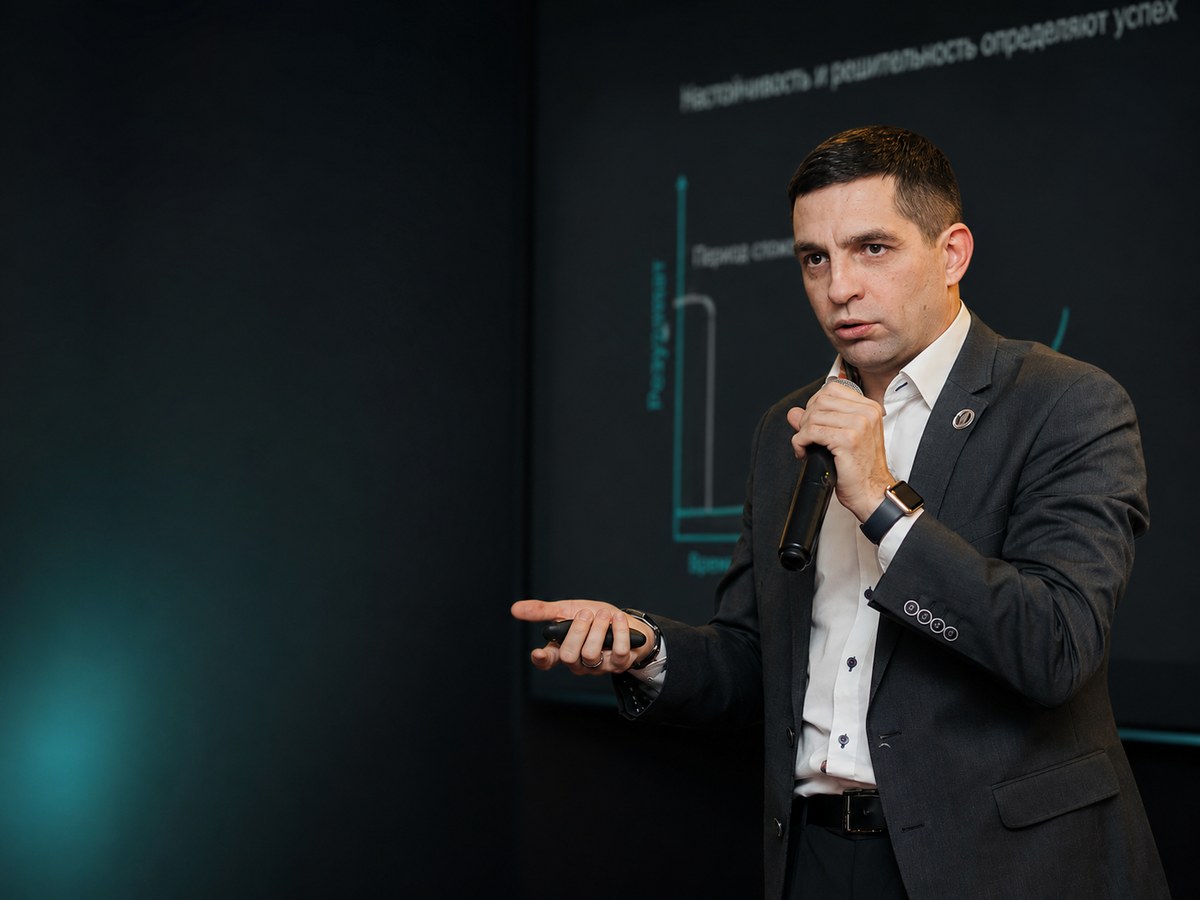 Alexandr Kulpin speaking to an audience